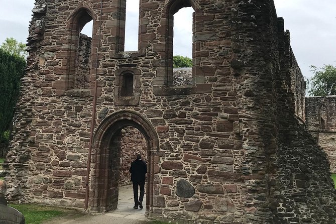 Culloden Battlefield, Clava Cairns and Loch Ness, Urquhart Castle - Beauly Priory and a village pause