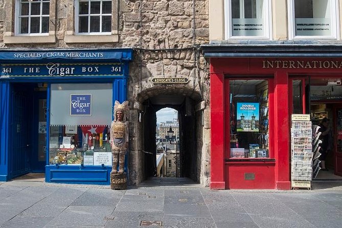 Curious Tales of the Royal Mile - Private Walking Tour - Starting below Edinburgh Castle with escape stories and water woes