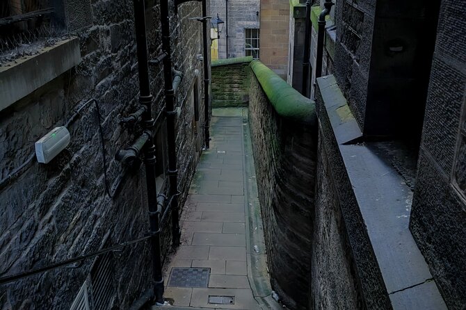 Dark History and Ghost Tour of Edinburgh - Victoria Street and the darker wizard story