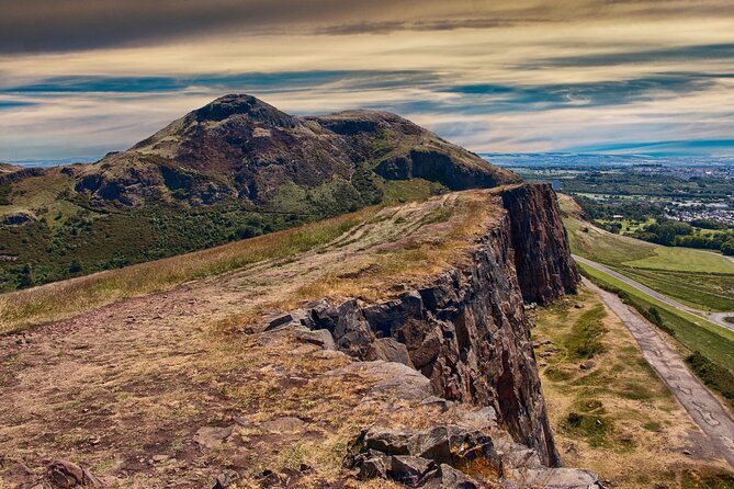 Edinburgh: Arthur's Seat Hike with Local Guide - Holyrood Park: a wild pause in the city