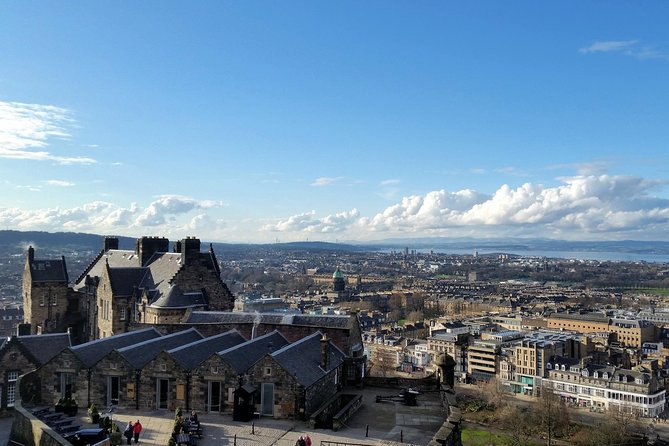 Edinburgh Castle Guided Walking Tour in English - Entering the castle without waiting in the main line