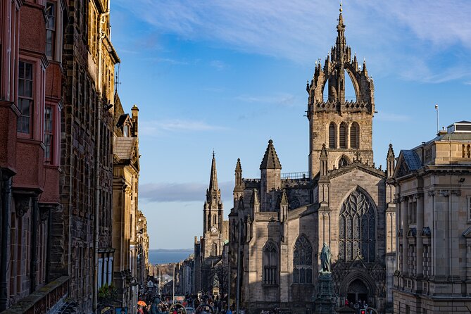 Edinburgh Castle: Guided Walking Tour with Entry Ticket - Why the outdoor format matters