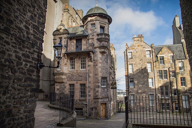 Edinburgh Castle & Royal Mile Walking Tour - Ticket Included - Entering Edinburgh Castle with a guide’s introduction
