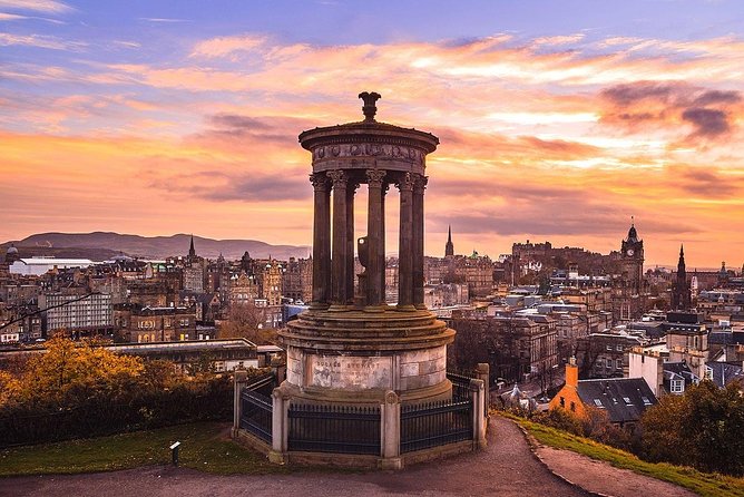 Edinburgh Private city tour - The Royal Mile explains Edinburgh’s old center