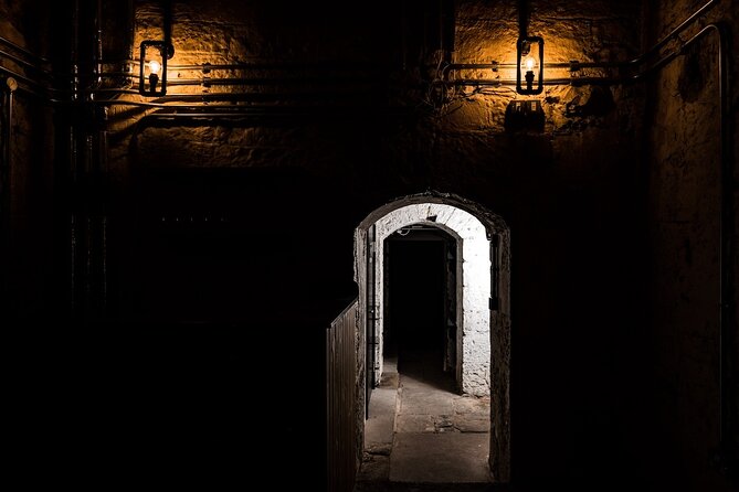 Edinburgh: Witches & Haunted History Walking Tour - St Giles’ Cathedral and Parliament Square