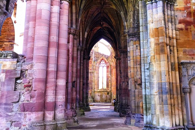 From Edinburgh: 1-day Outlander Tour - attractions included - Linlithgow Palace, lunch, and Wentworth Prison