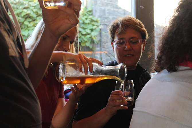 Glasgow: Pubs & History Walking Tour with Beer Tasting - What the guides add to the experience