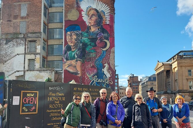Glasgow Street Art Daily Walking Tour: 2pm - Falling lovers by The Rebel Bear