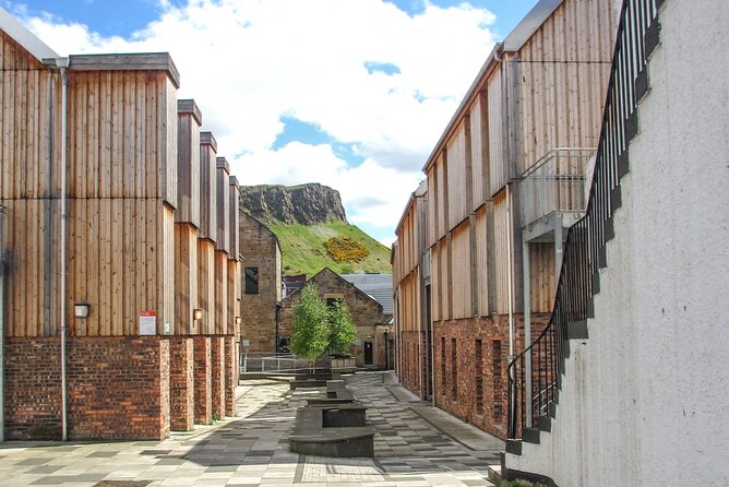 Highlights from Edinburgh’s Old Town: A Self-Guided Audio Tour - Gladstone’s Land and a surviving Royal Mile building