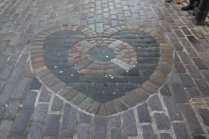 Highlights from the Royal Mile: A Self-Guided Audio Tour - Tron Kirk and the stories beneath the pavement
