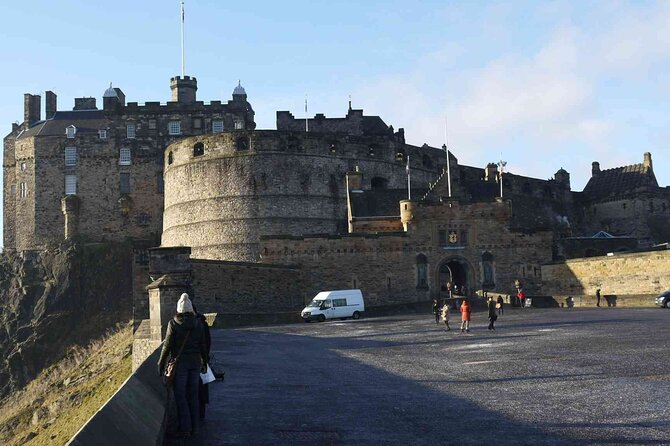 Highlights from the Royal Mile: A Self-Guided Audio Tour - Castlehill and Lawnmarket: crime, writers, and old closes