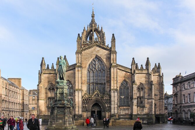 Private 4h Walking Tour in Edinburgh with Edinburgh Castle Tour - A smart route from Waterloo Place to the castle