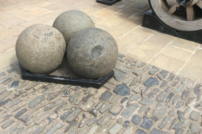 Private Edinburgh Castle Tour - Walking, Clothing, and Physical Effort