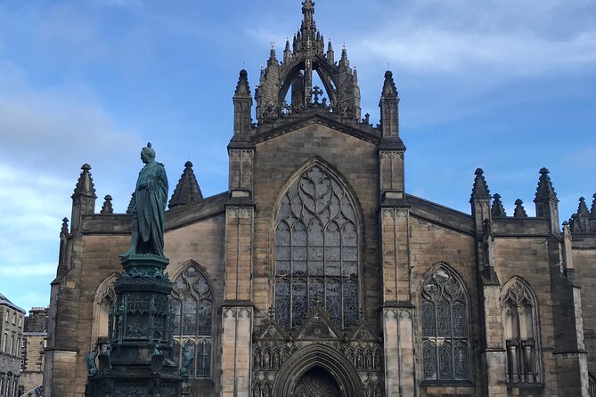 Private Edinburgh City 4-Hour Guided Tour in a black cab LEVC TX - Edinburgh Castle by cab, not as an interior visit