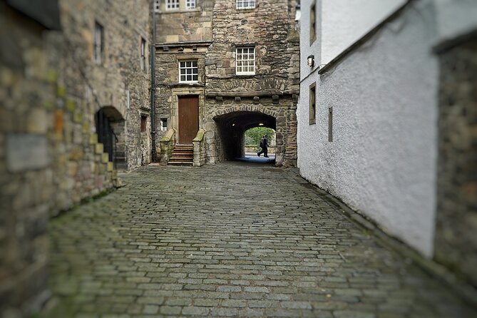 Private Edinburgh driving tour - Driving the Royal Mile and finding White Horse Close