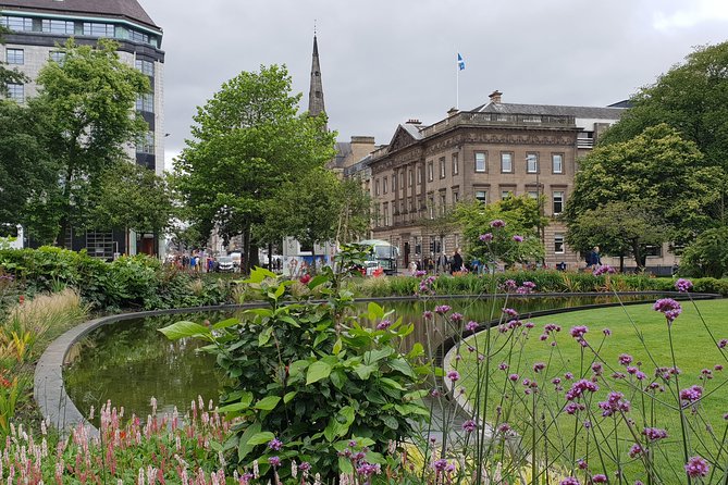 Public guided tour of Edinburgh at a minimum price - in French - Medieval closes, royal stories, and the Old Town