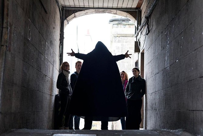 Small Group Ghost Tour incl. Underground Vaults & free drink in Megget's Cellar - Starting at Mercat Cross and meeting the Edinburgh mob