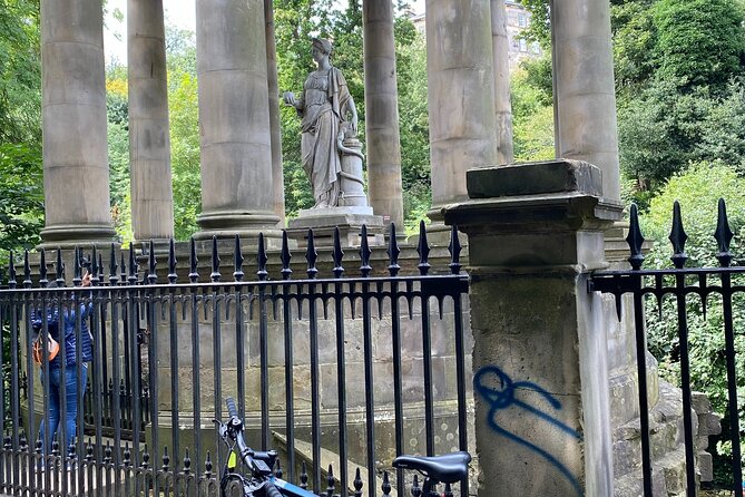 Stunning Edinburgh E-bike Tour max 10 people small group - Down through the Old Town