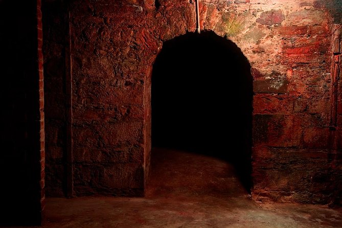 Underground Vaults Walking Tour in Edinburgh Old Town - Why the guide can make or break the experience