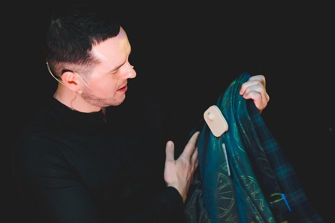 Watch Closely - An Evening of Magic - Billy Reid’s style and audience connection